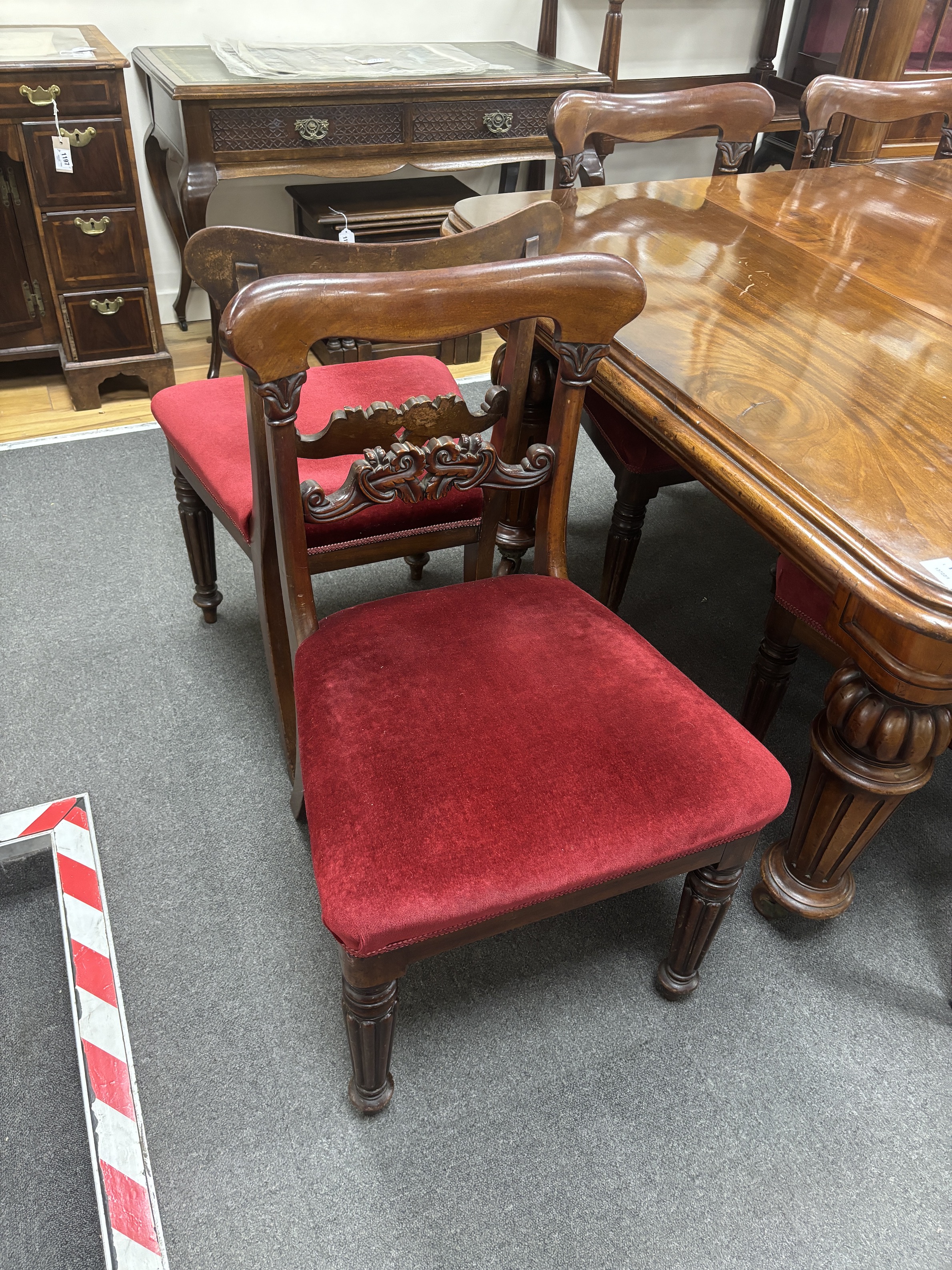 A Victorian mahogany extending dining table, 232cm extended, two spare leaves, depth 118cm, height 72cm together with a set of eight early Victorian mahogany dining chairs